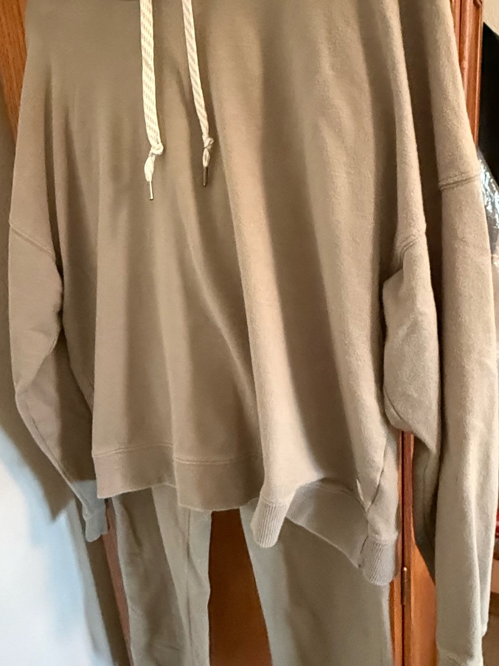 Vuori Women’s sweatpants and matching hoodie. Light green color